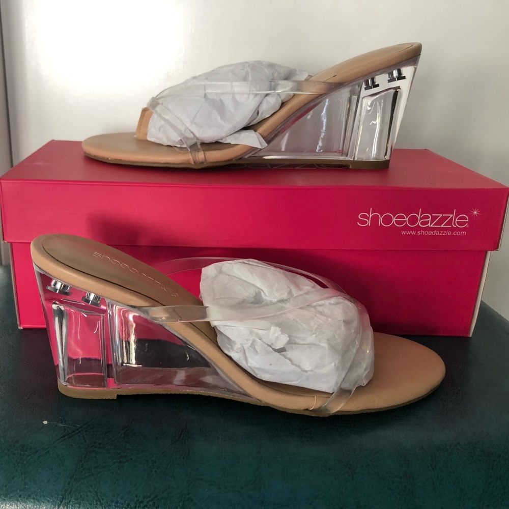 Shoe Dazzle Manci Wedge light tan 6.5